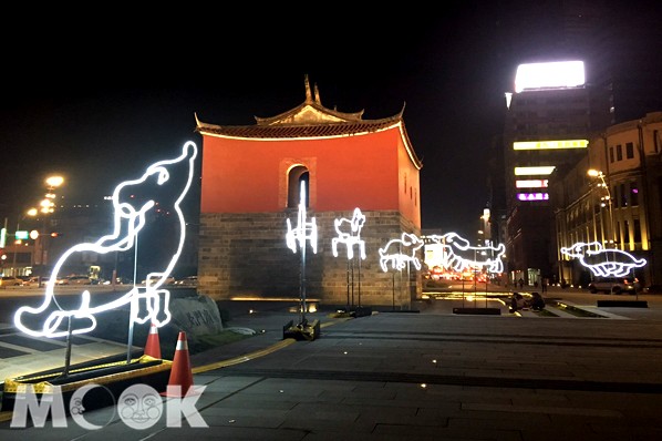 北門廣場四周有20隻台灣犬分身影燈環繞，小狗分身們隨著燈光變化，呈現追、跑、玩、跳