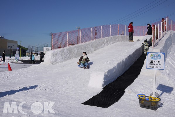 現場還有巨大雪製溜滑梯和玩雪區，相信無論是大朋友、小朋友，都能玩得不亦樂乎。