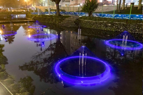 護城河藝術燈區可見到藝術燈影與水景的美麗畫面。