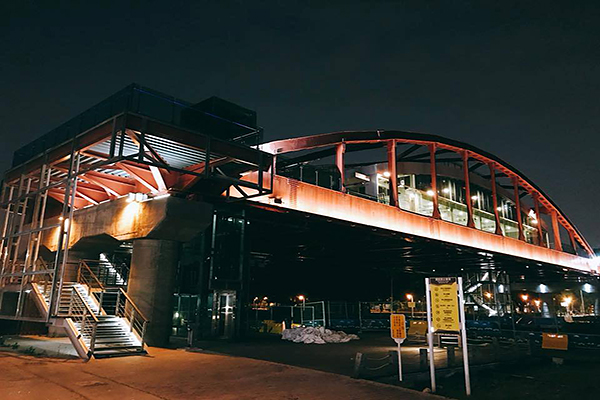 紅橋餐廳座落在高雄公園的陸橋上，景色優美