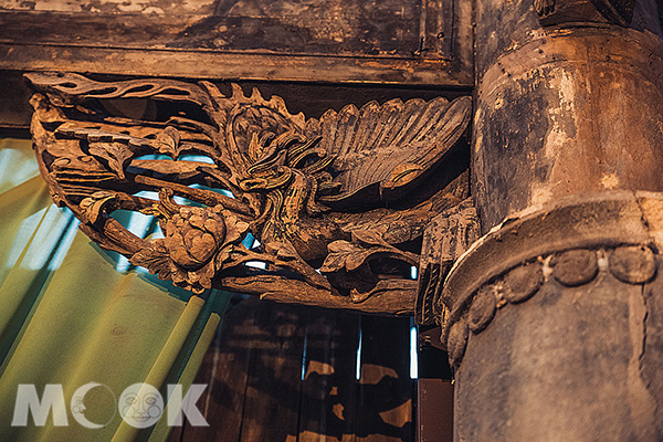 呂鷹揚在清末曾經中過秀才，家中樑柱的木雕裝飾也很有看頭。