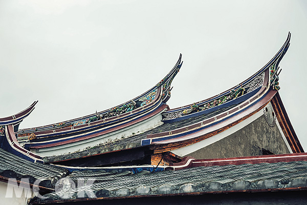 屋頂上的翹首燕尾，除了寺廟建築外，只有功名者才能用此裝飾。