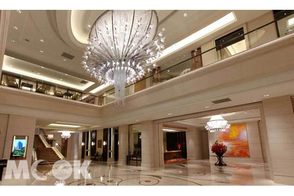 獲得第一名的「台北大倉久和大飯店」以歐洲古典圖騰與水晶吊燈打造豪奢的飯店大廳。（圖／樂天旅遊）
