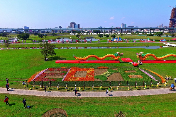 元宵前夕，大台北都會公園披上新狗年應景造型花毯，配合元宵活動讓人感受更加喜氣。（圖／新北市政府高灘地工程管理處，以下同）