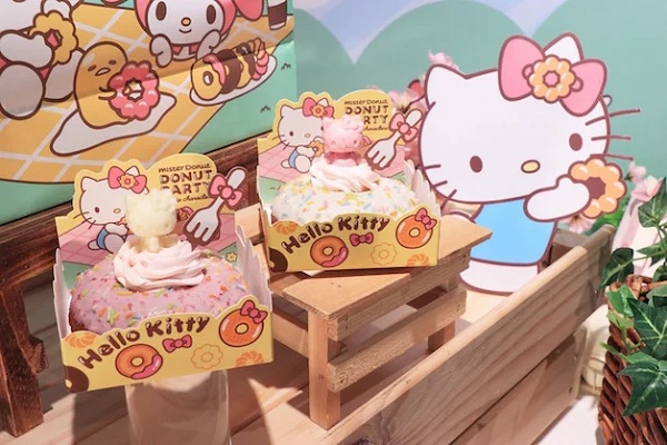 Mister Donut與三麗鷗家族合作，推出新品「雲朵甜甜圈」，並將大人氣角色Hello Kitty、美樂蒂及蛋黃哥也融入其中，令人喜愛。（圖／Mister Donut，以下同）