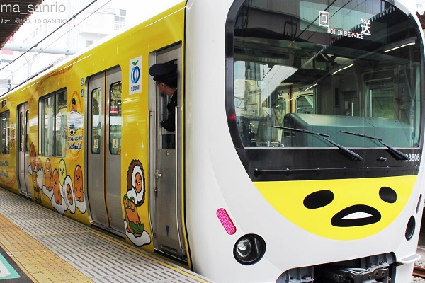 西武鐵道的微笑電車通車十週年，與出道五週年的蛋黃哥聯名合作慶祝，打造期間限定的「蛋黃哥Smile Train」紀念電車，整台黃色的電車充滿著蛋黃哥的身影，吸引不少粉絲目光（圖／gudetama_sanrio）