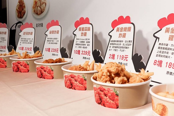 這次「bb.q CHICKEN」與全家合作推出八款餐點，不同風味的炸雞配合薯條、韓式炸年糕兩種副食令人垂涎。