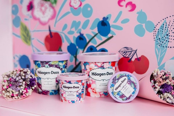 知名冰淇淋品牌哈根達斯於春天推出兩款全新口味櫻花冰淇淋與薰衣草藍莓冰淇淋，不僅外觀包裝夢幻華麗，全新滋味更是應景。（圖／Häagen-Dazs，以下同）