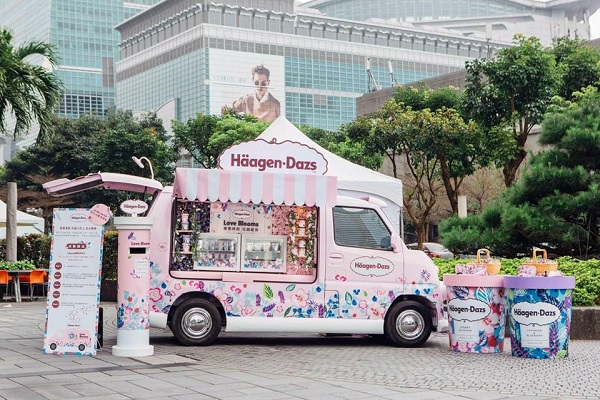 哈根達斯首度亮相以粉嫩花牆打造的「哈根達斯花甜小巴士」，是春日最新的打卡熱點。