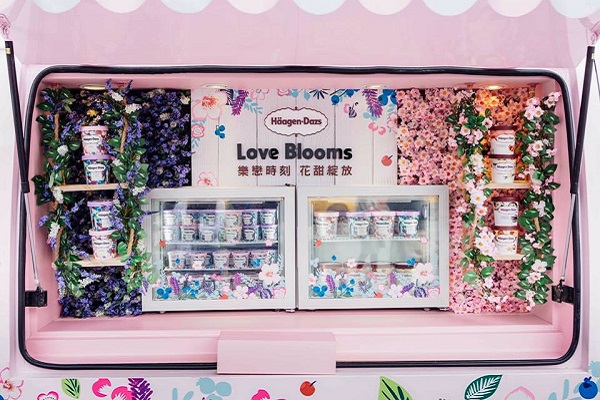哈根達斯花甜小巴士利用花牆打造，與所推出的新品口味互相呼應，粉嫩的巴士搭配朵朵花卉讓人感受十分浪漫。