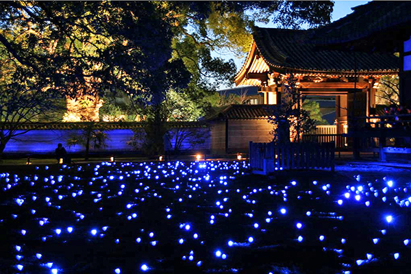 京都東山花燈路，青蓮院配合點燈 (圖／yakei-kabegami)