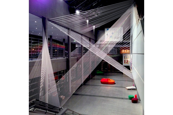藝術家安・芙羅瑞・卡芭妮絲的作品〈三角之物〉，位於信義商圈空橋─松智段（連通ATT4FUN與台北101購物中心）。