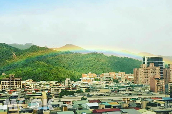 11月30日文化大學校園上空出現了一道9小時彩虹 (圖片提供／沛沛豬)