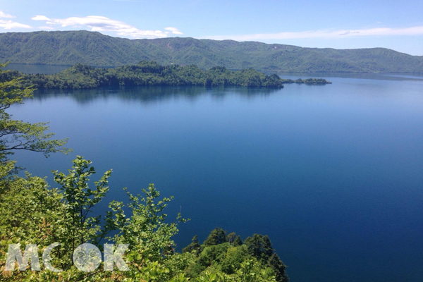 橫跨青森縣與秋田縣間的十和田湖，是標高400公尺的二重火山湖。