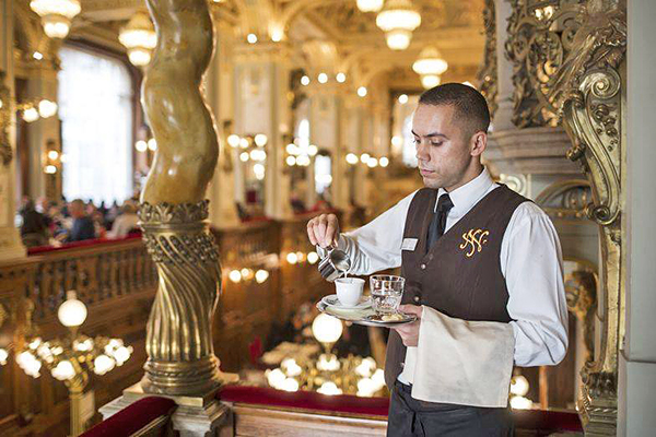 咖啡館瀰漫的皇室的優雅氣息