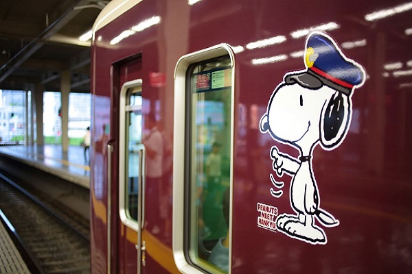 車身及車內充滿了Snoopy與好朋友們的圖案裝飾，讓整台電車有如卡通世界一般可愛（圖／Peanuts Worldwide）