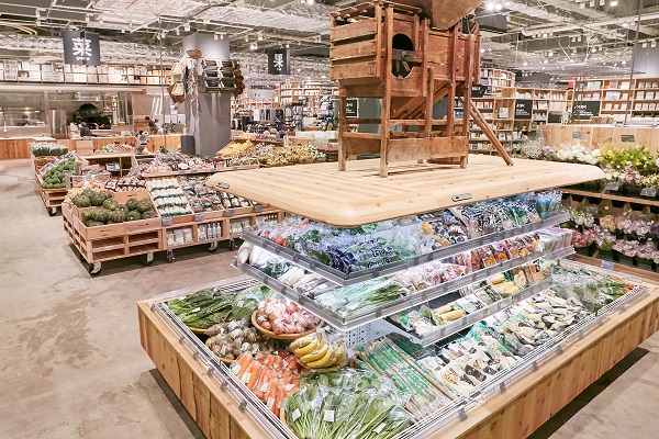繼先前東京有樂町旗艦店擴建，打造首間具有「蔬果賣場」的無印良品商場後，這次的大阪堺市花田店內也具有蔬果的販售。