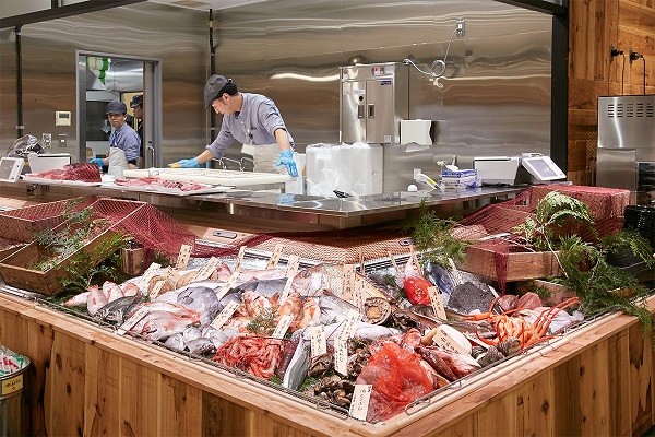 除了蔬果以外，更有生鮮魚肉的販售成為無印良品大阪花田店最大焦點。