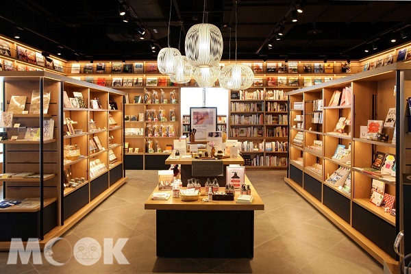 CITYLINK內湖店為了打造更有品味的「上質生活」空間，與眾多知名品牌合作，邀請蔦屋書店及WIRED CHAYA茶屋進駐。