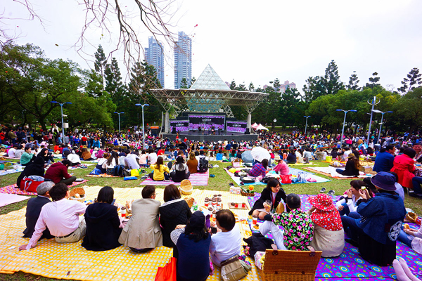 台北市觀傳局於4月1日在大安森林公園露天音樂台舉行杜鵑花季野餐音樂會。(圖／台北市觀傳局)