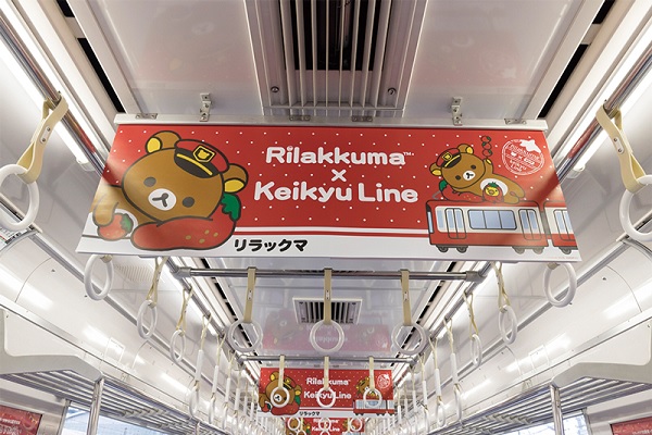 除了電車外印有拉拉熊可愛的圖案外，電車內也有著拉拉熊的看板海報及插畫（圖／Dtimes）