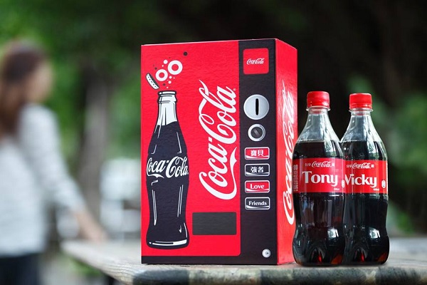 可口可樂在2015年曲線瓶100週年時推出的限量包裝「姓名瓶」曾造成全台瘋傳的景況（圖／可口可樂）