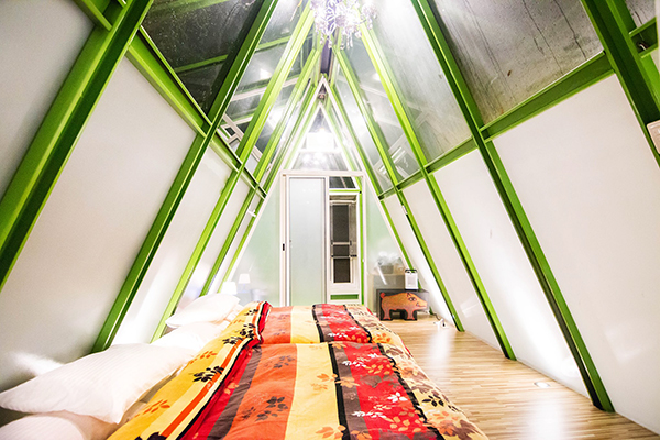 星空帳篷裡面設施也相當完備，有溫暖的床搭配羽絨被