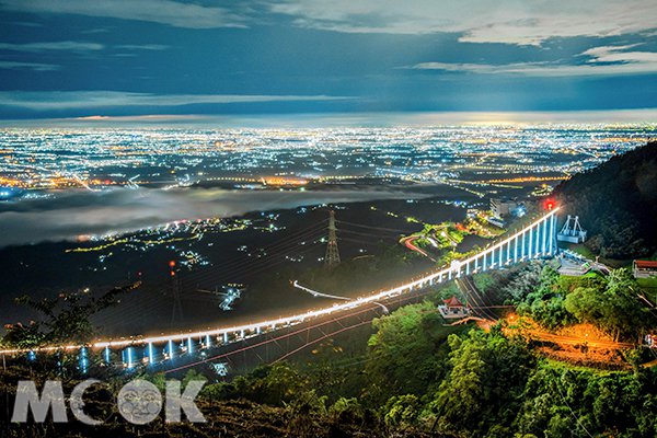 太平雲梯吊橋夜景 (圖片提供／molly888666)