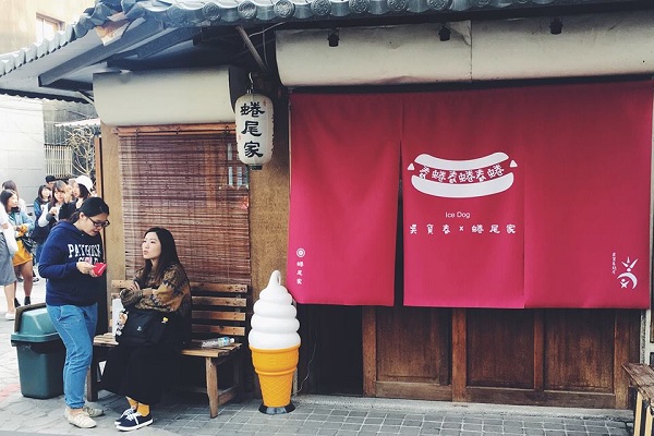 台南人氣冰淇淋店蜷尾家十分熱門，每每都呈現大排長龍的景象。（圖／蜷尾家，以下同）