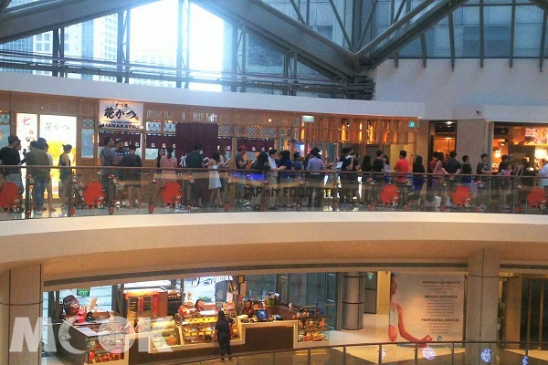 琥珀天丼於新加坡拓展1號店時的排隊盛況。（圖片提供／琥珀天丼）