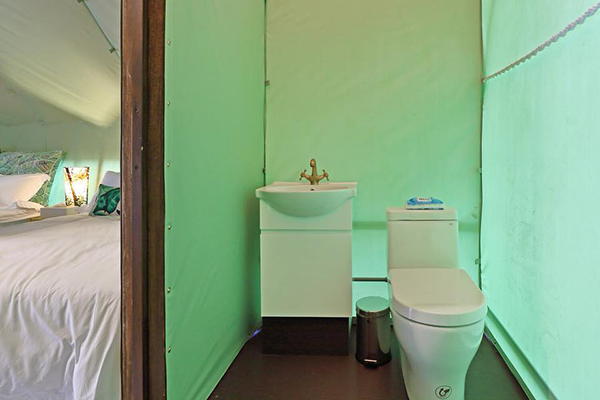 首創在每個帳篷都有獨立衛浴設備