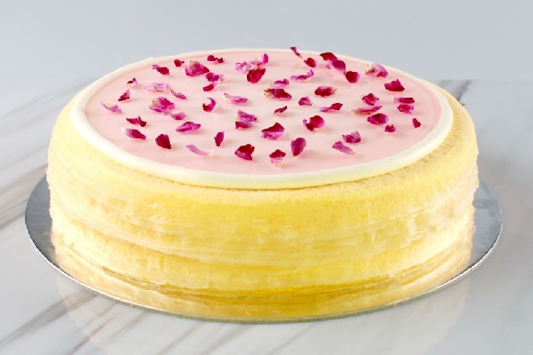 層層堆疊而成的玫瑰風味千層蛋糕，每一口都能享受得到玫瑰淡雅的清香風味。
