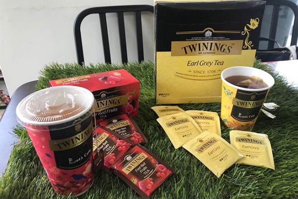 全家便利商店與英國皇室御用精品茶品牌「唐寧茶」（TWININGS）聯名合作，推出現調茶飲（圖／全家便利商店）