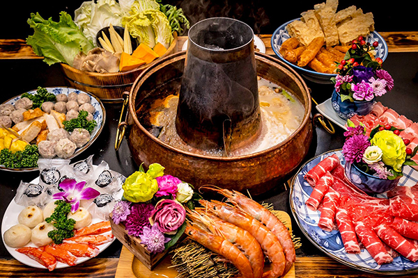 京四郎提供大份量火鍋料與海鮮 (圖／京四郎)
