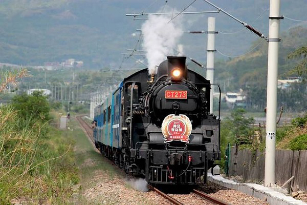 台鐵「SL仲夏寶島號」郵輪式列車推出全新鐵道旅遊行程，帶領熱愛火車鐵路的旅客遊遍花東地區 (圖／台鐵)