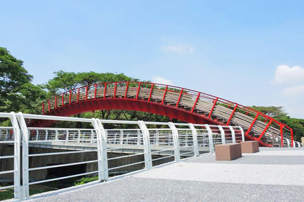 河畔沿途有許多造型各異的橋樑 (圖／高雄市政府)