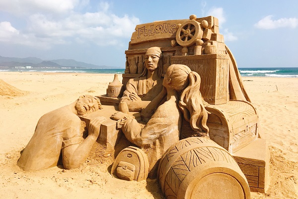 2018年福隆國際沙雕藝術季邁入第11屆，今年以「金沙奇航-愛與勇氣的冒險之旅」為主題，打造多個由台灣出發的世界島嶼沙雕。（圖／交通部觀光局）