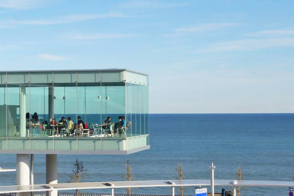 茨城Sea Birds Café海景咖啡館宛如漂浮在海上 (圖／Sea Birds Cafe)