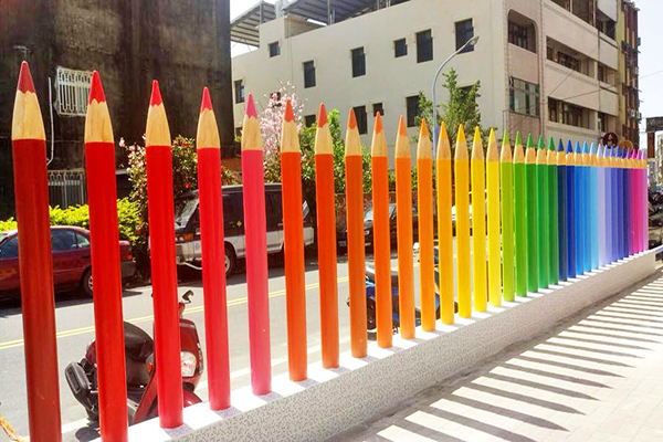 7-11新苗中門市戶外有一排巨大彩色鉛筆牆 (圖／7-11新苗中門市，以下同)