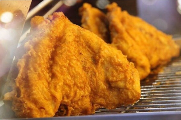 天使雞排從南台灣開始展店往北發展，採用新鮮的食材拒絕冷凍雞肉，讓鮮美滋味留在雞排之中。（圖／天使雞排）
