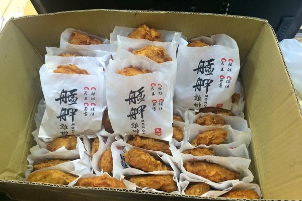 厚切多汁的天王雞排是艋舺雞排店內的人氣招牌（圖／艋舺雞排）