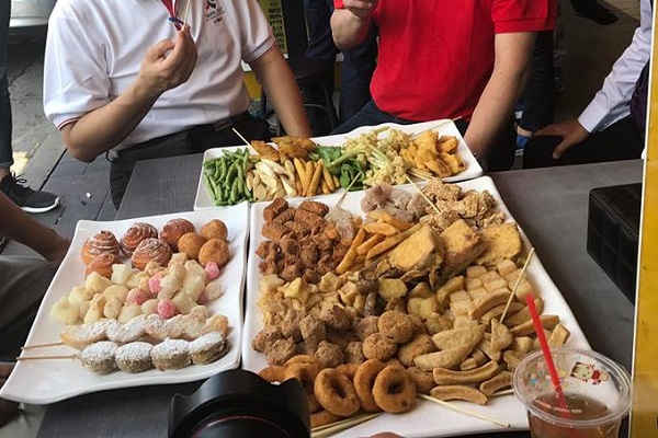 每日更換炸油，挑選新鮮食材。（台灣鹽酥雞）