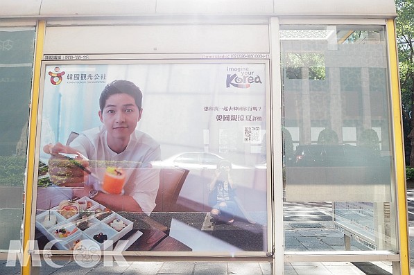 宋仲基擔任韓國觀光代言人時，多幅公車燈箱看得到他的身影。（圖片提供／CCA）