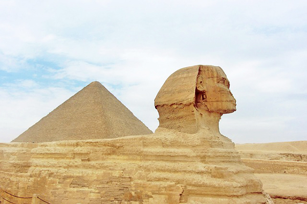 金字塔旁的獅身人面像 (圖／Pixabay)