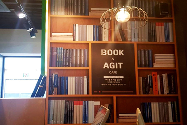 結合漫畫咖啡館的概念，2樓就是漫畫咖啡廳BOOK&AGIT的所在地