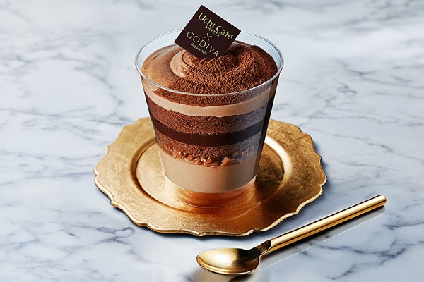 巧克力芭菲利用巧克力慕斯、榛果脆片、濕軟的巧克力海綿蛋糕以及濃郁的巧克力醬層層堆疊，口感豐富。（圖／LAWSON）