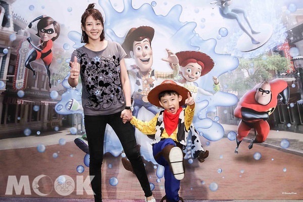 藝人嚴立婷表示已經等不及想帶全家到香港迪士尼樂園，加入 「Pixar水花大街派對！」展開冰涼的夏日旅行！(圖／香港迪士尼)
