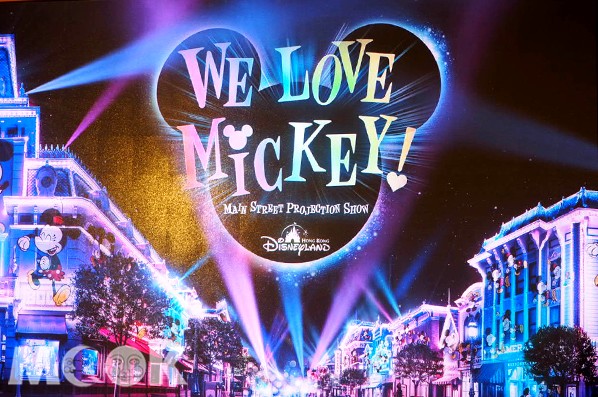 香港迪士尼首創的 「“We Love Mickey!”大街投影盛演」。(攝影／MOOK景點家張盈盈)
