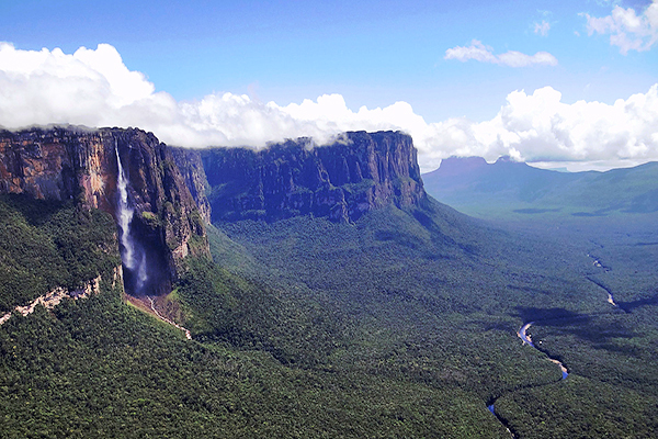 天使瀑布是世界上最高的瀑布，總落差約979公尺 (圖／Wikipedia)