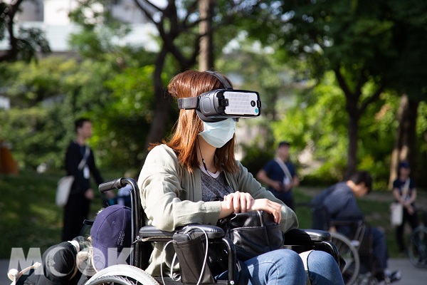 台北藝術大學新媒體藝術學系利用VR、AR體驗與遙控移動裝置技術，打造虛實互動冒險體驗。（圖／華山文創）